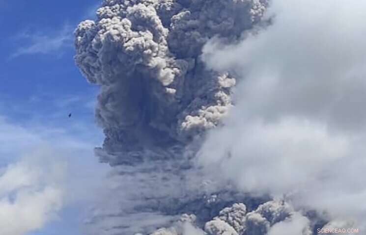 Mount Sinabung Erupts: 5,000‑Meter Ash Column Darkens Local Communities