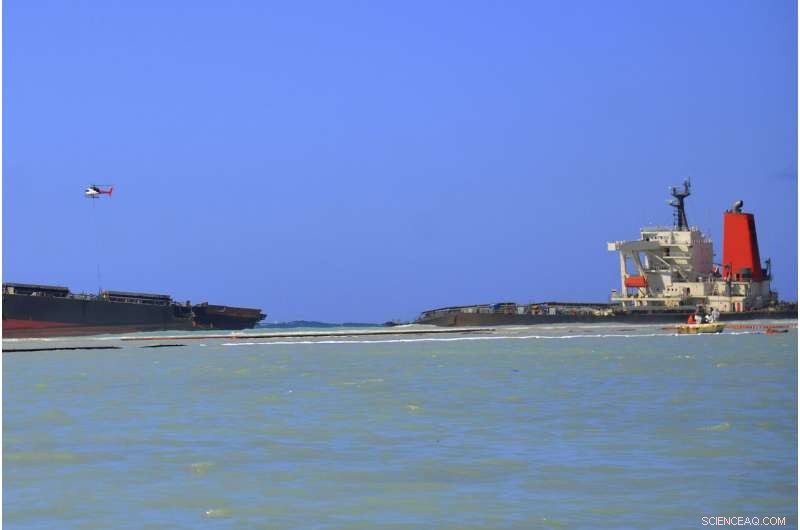 Mauritius Tackles Oil Spill as Japanese Bulk Carrier Splits Apart
