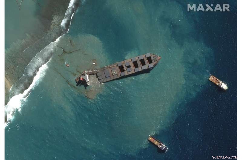 Mauritius Tackles Oil Spill as Japanese Bulk Carrier Splits Apart
