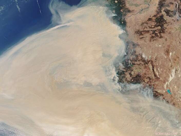 U.S. Wildfires Persist, Smoke Spreads Across the Atlantic