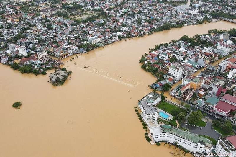 18 Killed in Vietnam Floods and Rough Seas as New Storm Approaches
