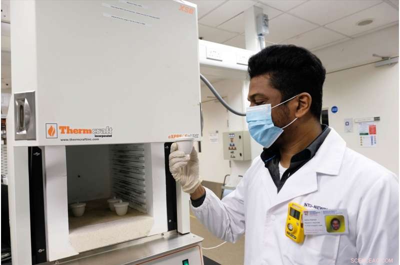 Plastic Bags May Outperform Paper and Cotton in Singapore’s Urban Environment: Study Findings