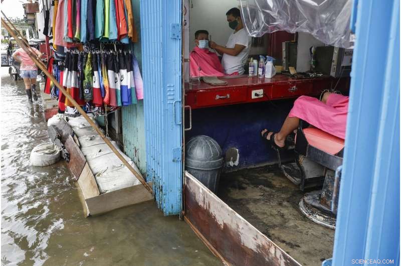 Typhoon Displaces 120,000 Filipinos; 8 Missing as Storm Hits Northern Provinces