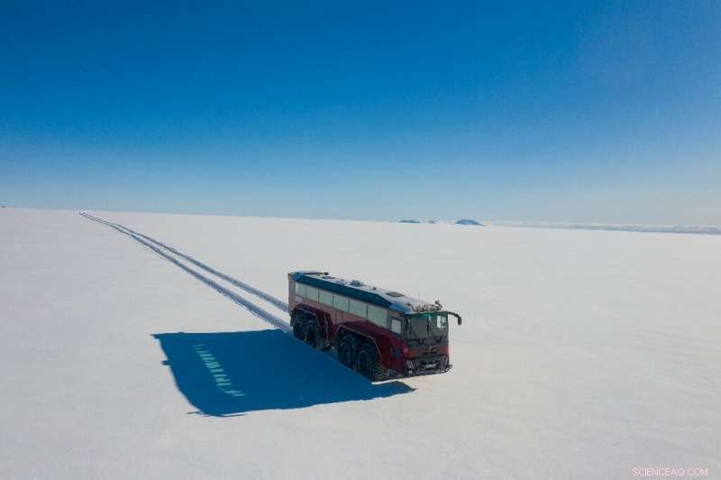 Giant Metallic Bus Traverses Iceland s Threatened Glacier at 60 km/h