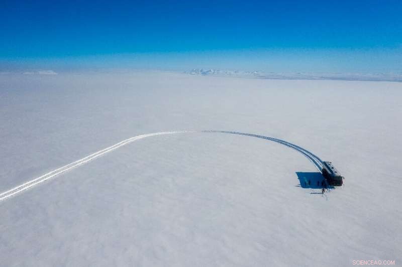 Giant Metallic Bus Traverses Iceland s Threatened Glacier at 60 km/h