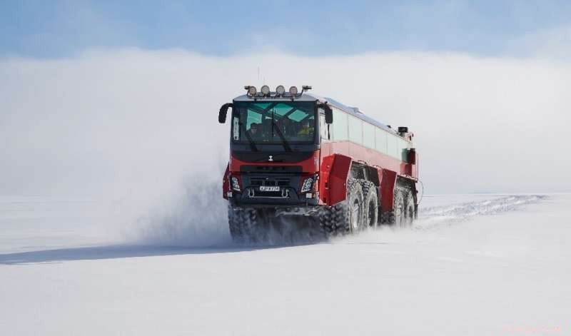Giant Metallic Bus Traverses Iceland s Threatened Glacier at 60 km/h
