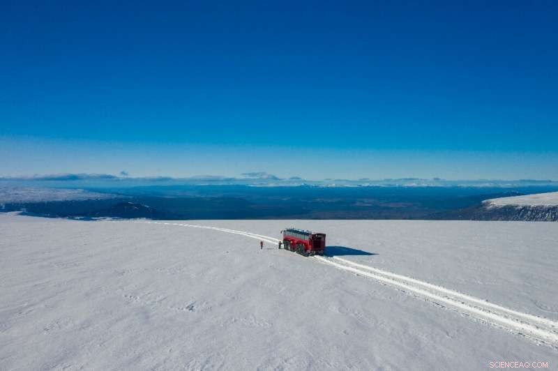 Giant Metallic Bus Traverses Iceland s Threatened Glacier at 60 km/h