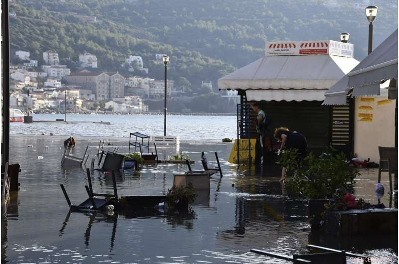 Deadly 7.2‑Magnitude Earthquake Hits Turkish Coast and Greek Island, 19 Fatalities