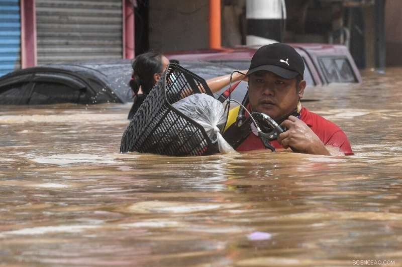 Typhoon Triggers Severe Flooding in Manila, Claims 11 Lives