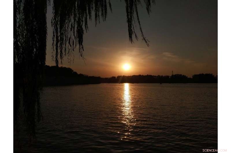 Comparing Models Enhances Accuracy of China s Extreme Temperature Simulations