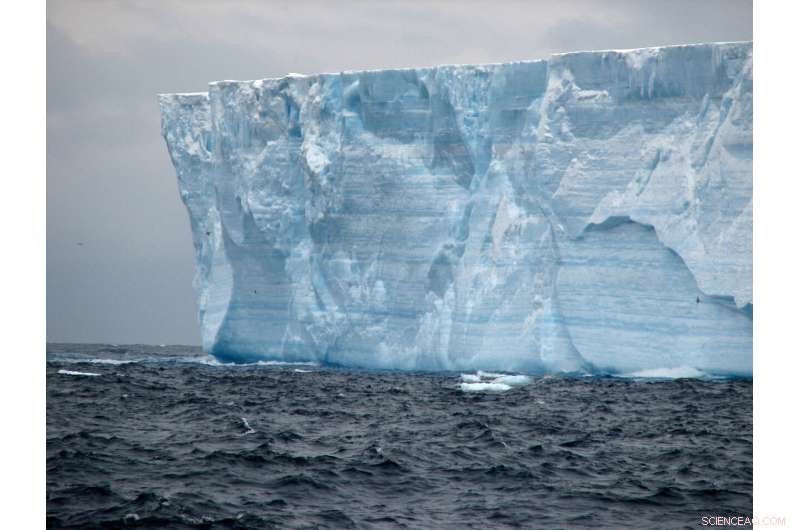 Study Reveals How Icebergs Distribute Meltwater in the Southern Ocean