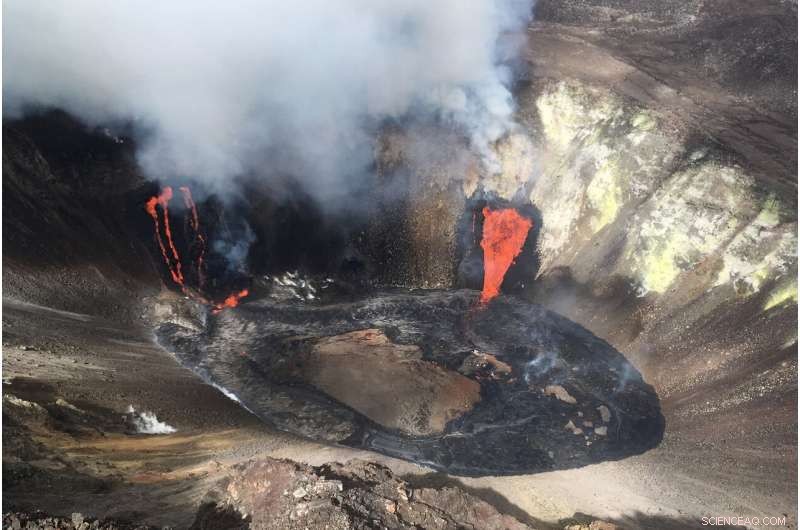 Kilauea Volcano Erupts on Hawaii’s Big Island, Drawing Crowds to the Park