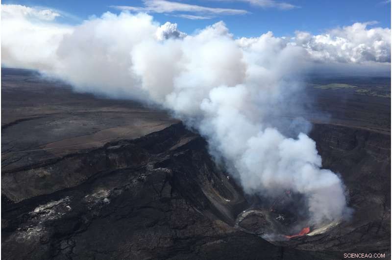 Kilauea Volcano Erupts on Hawaii’s Big Island, Drawing Crowds to the Park