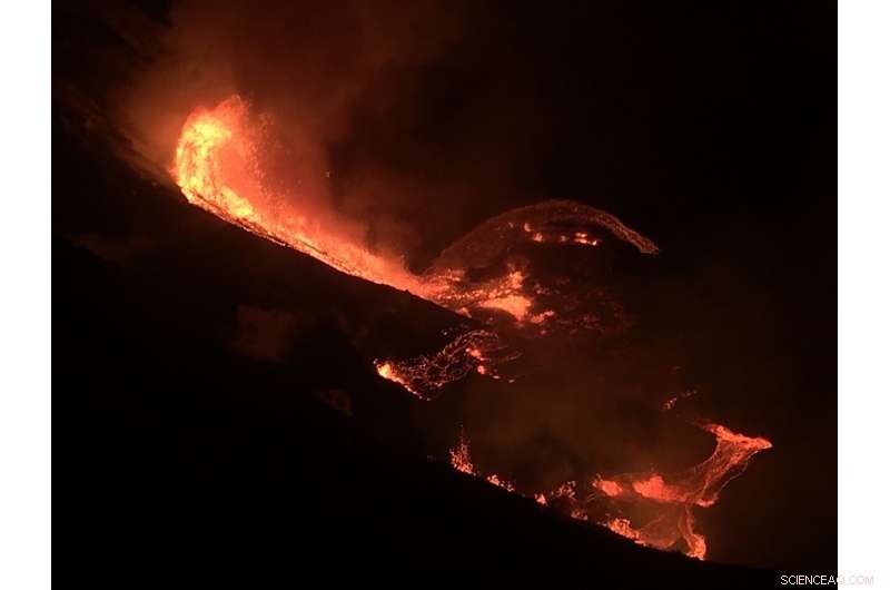 Kilauea Volcano Erupts on Hawaii’s Big Island, Drawing Crowds to the Park
