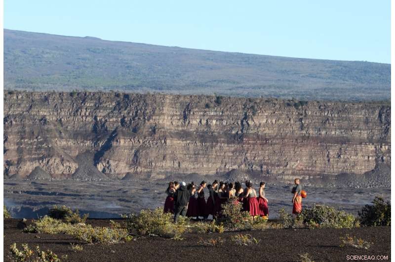 Kilauea Volcano Erupts on Hawaii’s Big Island, Drawing Crowds to the Park