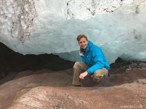 Scientists Discover Hydrogen-Driven Microbial Life Beneath Glaciers