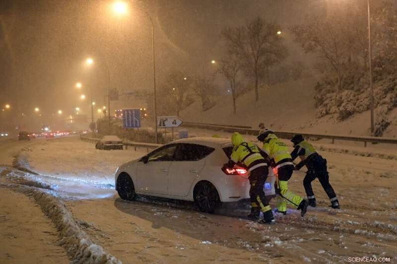 Madrid Grounded: Heavy Snowfall Disrupts Traffic and Services