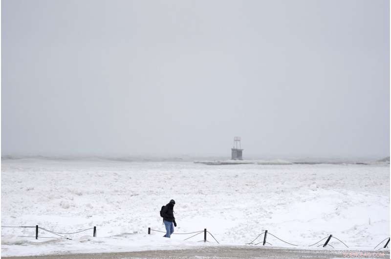 Massive Winter Storm Blankets Midwest, Disrupts Travel – Updated Coverage