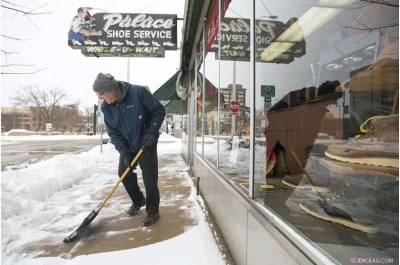 Massive Winter Storm Blankets Midwest, Disrupts Travel – Updated Coverage