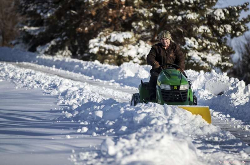 Massive Winter Storm Blankets Midwest, Disrupts Travel – Updated Coverage