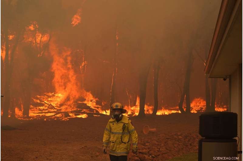 Western Australia Wildfire Devastates Homes as Dry Winds Intensify