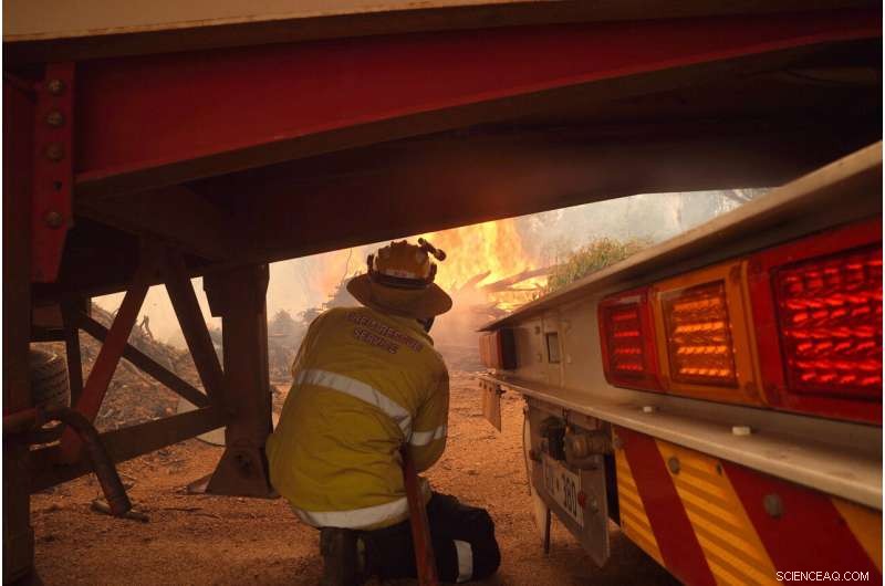 Western Australia Wildfire Devastates Homes as Dry Winds Intensify