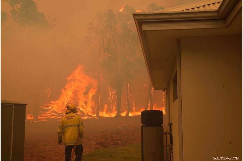 Western Australia Wildfire Devastates Homes as Dry Winds Intensify