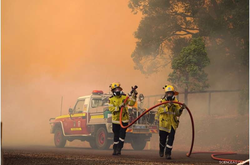 Western Australia Wildfire Devastates Homes as Dry Winds Intensify