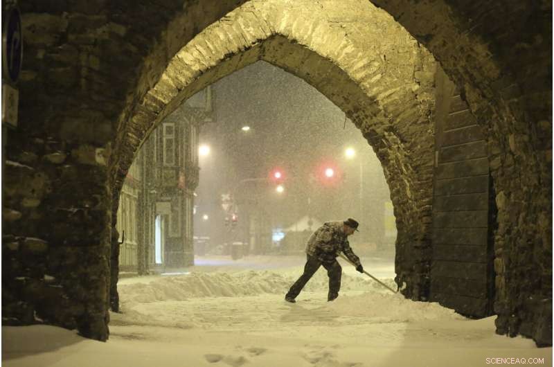 Germany Hit by Heavy Snowstorm, Travel Disruptions Intensify