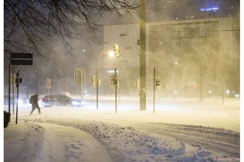 Germany Hit by Heavy Snowstorm, Travel Disruptions Intensify