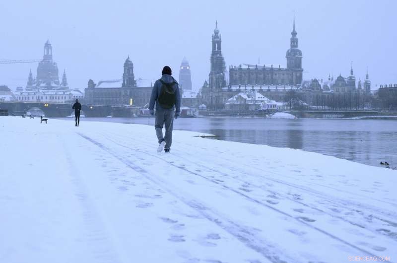 Germany Hit by Heavy Snowstorm, Travel Disruptions Intensify