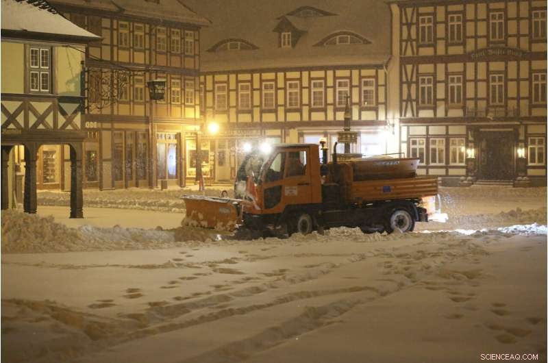 Germany Hit by Heavy Snowstorm, Travel Disruptions Intensify
