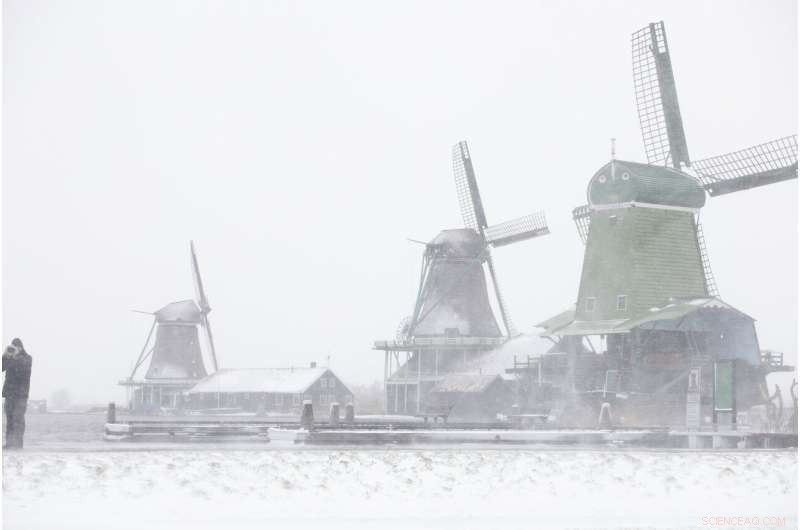 Germany Hit by Heavy Snowstorm, Travel Disruptions Intensify