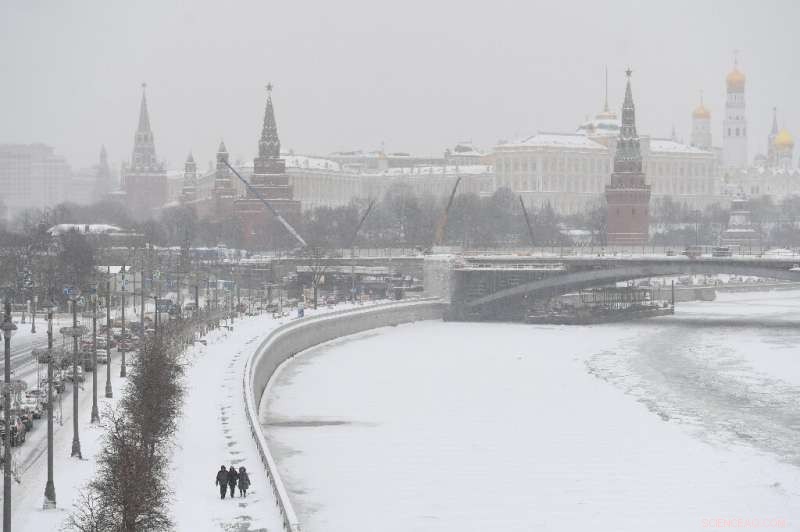Moscow Suffers Record-Breaking Snowstorm, Traffic Grounded