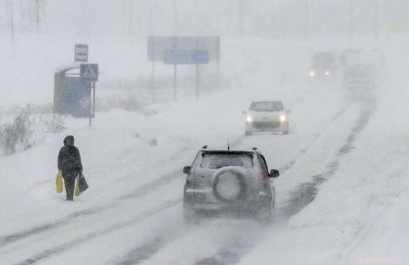 Moscow Suffers Record-Breaking Snowstorm, Traffic Grounded