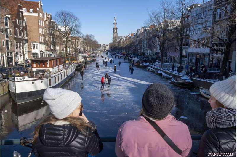 Amsterdam s Prinsengracht Canal Transforms into Skate Park Amid Rare Freeze