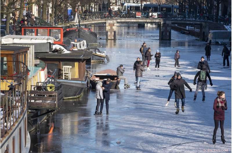 Amsterdam s Prinsengracht Canal Transforms into Skate Park Amid Rare Freeze