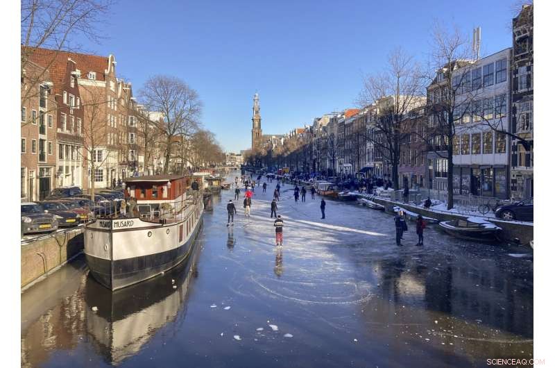 Amsterdam s Prinsengracht Canal Transforms into Skate Park Amid Rare Freeze