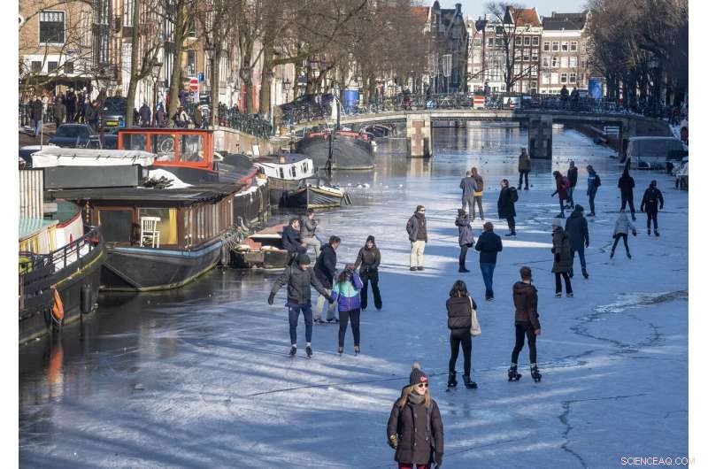 Amsterdam s Prinsengracht Canal Transforms into Skate Park Amid Rare Freeze
