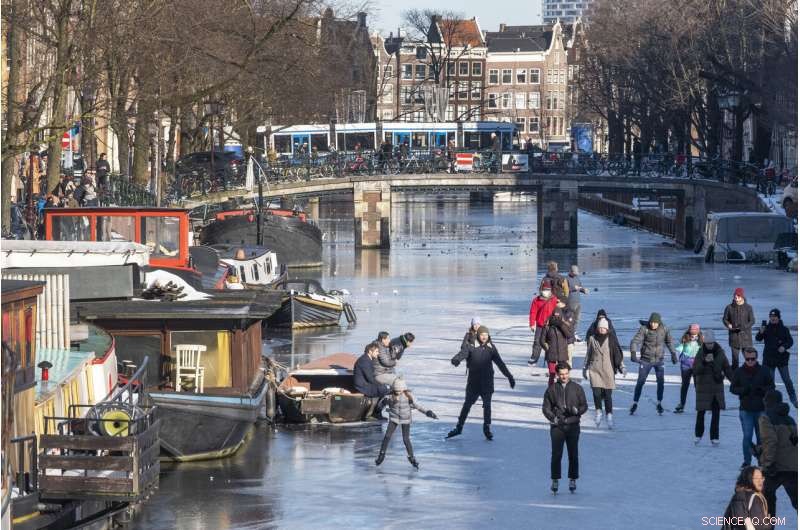 Amsterdam s Prinsengracht Canal Transforms into Skate Park Amid Rare Freeze