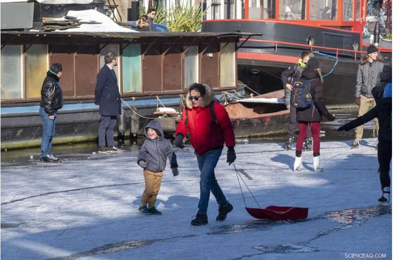 Amsterdam s Prinsengracht Canal Transforms into Skate Park Amid Rare Freeze