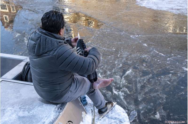 Amsterdam s Prinsengracht Canal Transforms into Skate Park Amid Rare Freeze