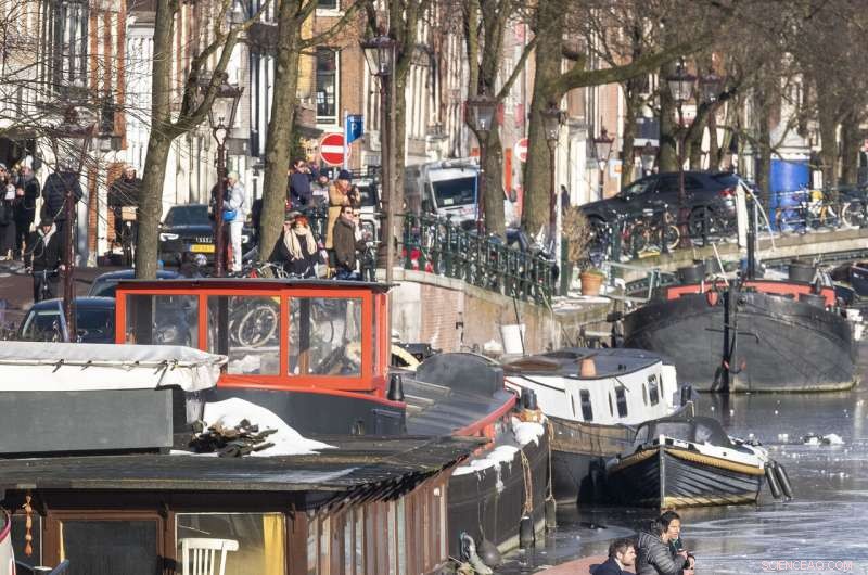 Amsterdam s Prinsengracht Canal Transforms into Skate Park Amid Rare Freeze