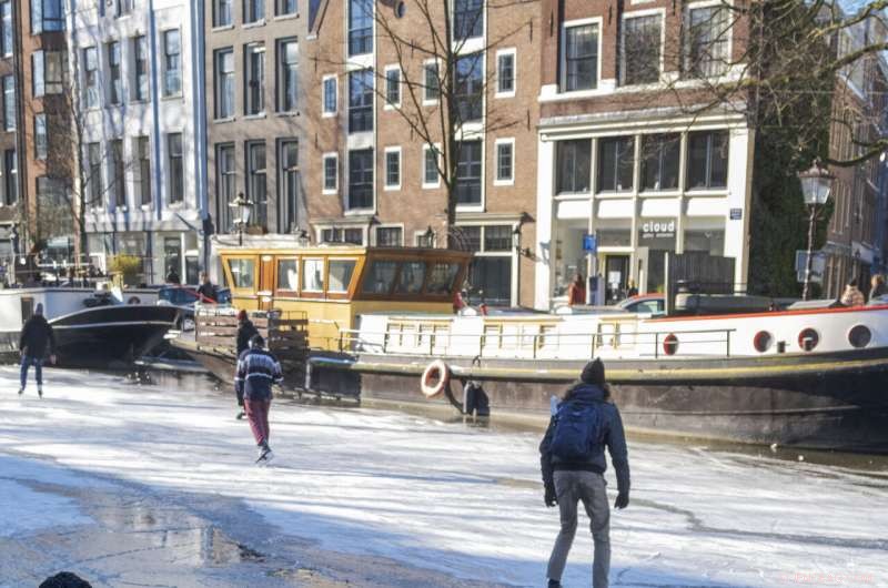 Amsterdam s Prinsengracht Canal Transforms into Skate Park Amid Rare Freeze