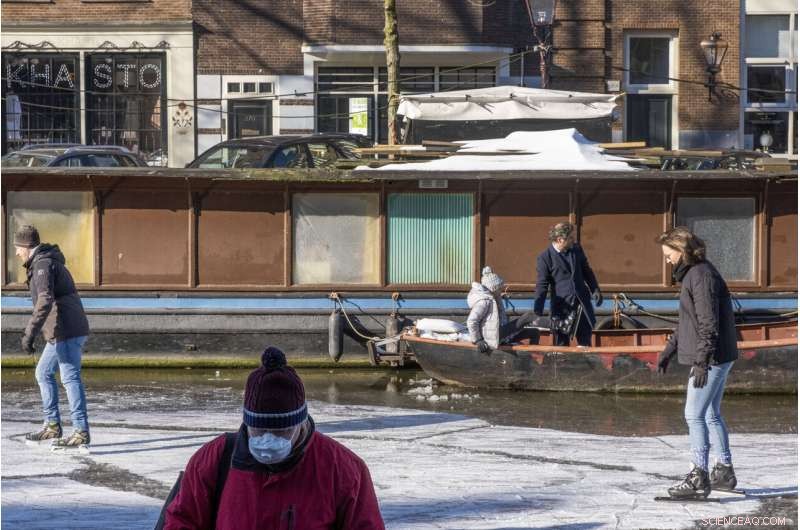 Amsterdam s Prinsengracht Canal Transforms into Skate Park Amid Rare Freeze