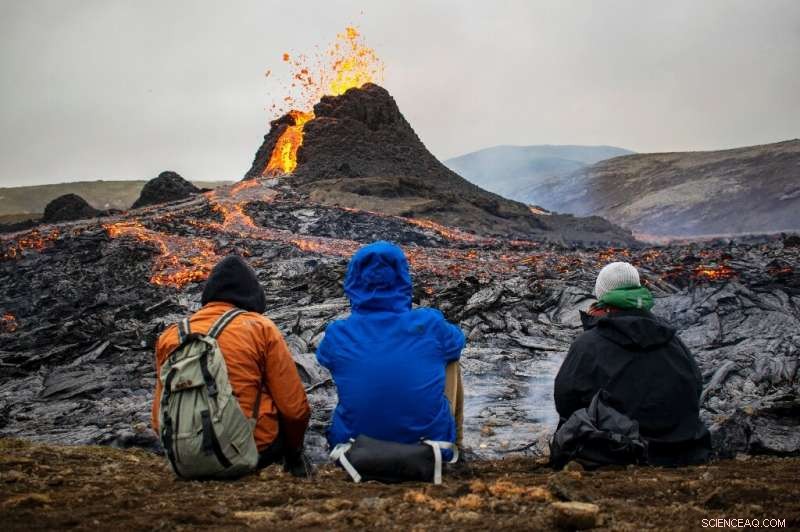 Iceland s Fagradalsfjall Volcano Draws Thousands of Spectators