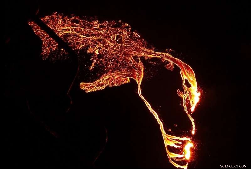 Iceland s Fagradalsfjall Volcano Draws Thousands of Spectators