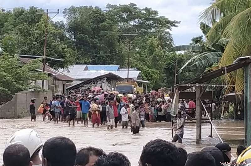 Rescue Efforts Stalled by Damaged Roads Amid Continued Heavy Rains in Indonesia