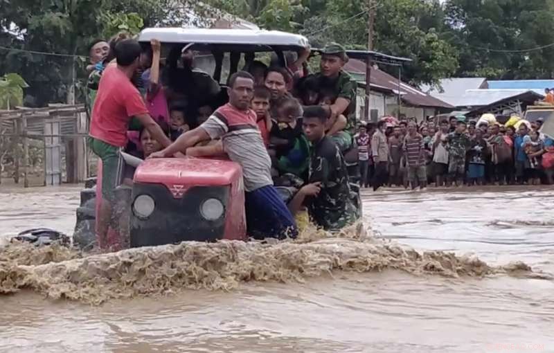 Rescue Efforts Stalled by Damaged Roads Amid Continued Heavy Rains in Indonesia