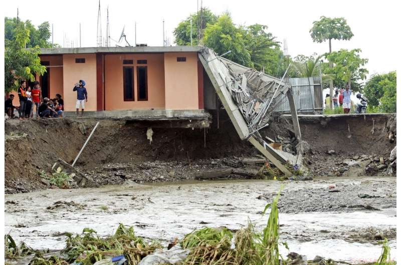 Rescue Efforts Stalled by Damaged Roads Amid Continued Heavy Rains in Indonesia